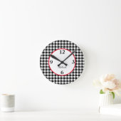 Naam, Houndstooth Patroon Rood Accent 8-in Acryl Ronde Klok (Huis)