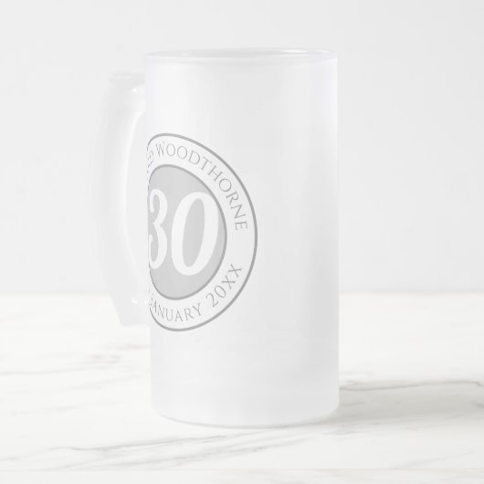 Naam, leeftijd en datum op een 30e verjaardag matglas bierpul (Voorkant links)