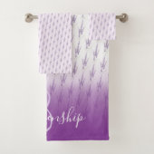 Naam Monogram Farmhouse Lavender Flower Pattern Bad Handdoek (Insitu)