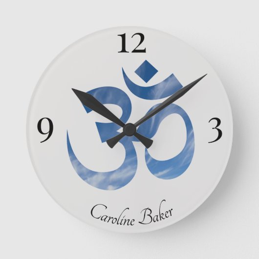 Naam op Blue Sky Clouds OM Symbool 8-in Acryl Ronde Klok (Voorkant)