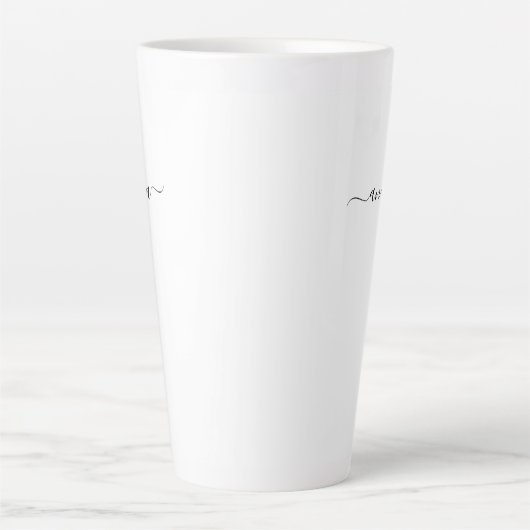 Naam personaliseren in zwart script latte mok (Voorkant)