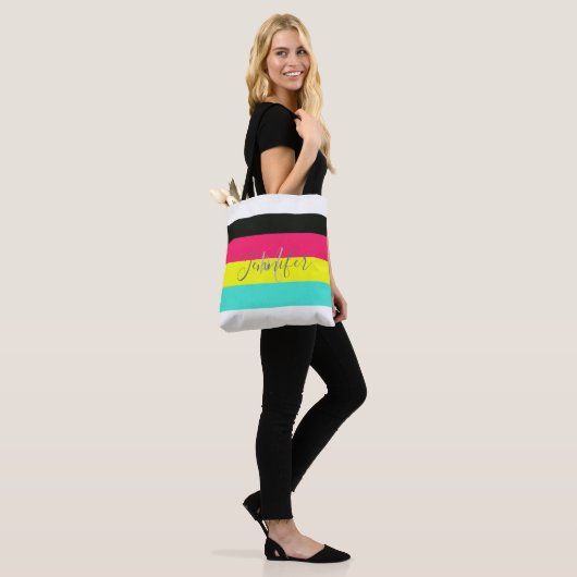 Naam zwart en neonkleurblok Stripe monogram Draagtas (Op model)