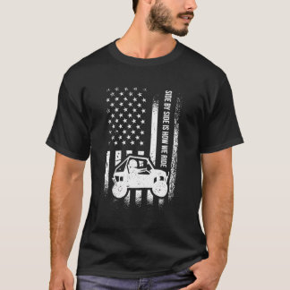 Naast elkaar is hoe we rijden Amerikaanse vlag UTV T-shirt