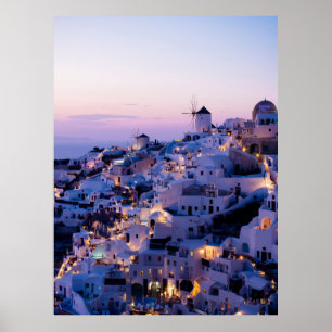 Nachtbeeld van traditionele Oia-holwoningen Poster