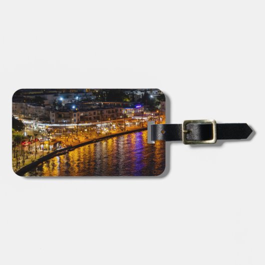 Nachtelijke drone uitzicht van Paphos Seafront Bagagelabel (Voorkant horizontaal)