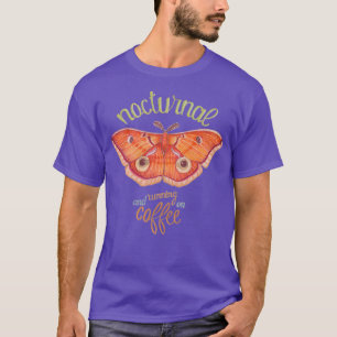 nachtelijke oranje mot op kop met koffie op dark b t-shirt