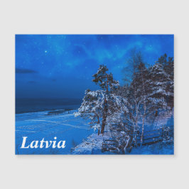 Nachtelijke winterscène met sneeuw bedekte sinnen