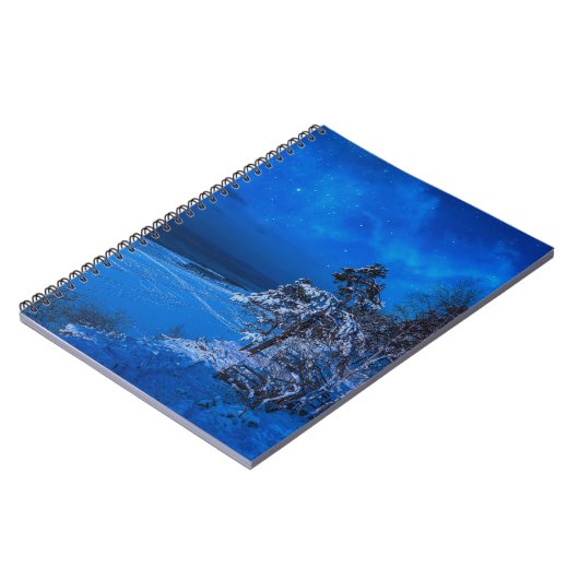 Nachtelijke winterscène met sneeuw bedekte sinnen notitieboek (Linkerzijde)