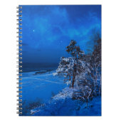 Nachtelijke winterscène met sneeuw bedekte sinnen notitieboek (Voorkant)