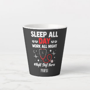 Nachtverpleegster slaapt de hele dag, werkt de hel latte mok