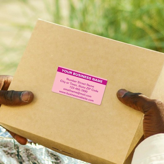 Nadrukkelijke bedrijfsnaam op roze verzendlabel