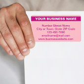 Nadrukkelijke bedrijfsnaam op roze verzendlabel