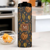 Naherfstpompoenpatroon van de fall Leaves Monogram Thermosbeker