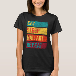 Nail-technicus eet in slaapstand t-shirt