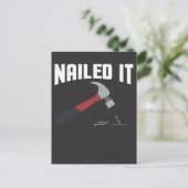 Nailing Het is grappige hamer en nagelhoutwerker G Briefkaart (Staand voorkant)