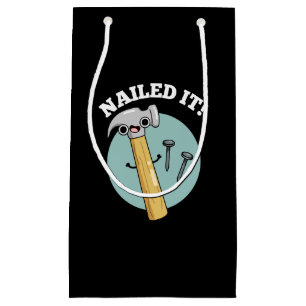 Nailing It Funny Hammer Nail Pun Dark BG Klein Cadeauzakje