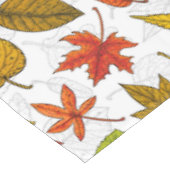 Najaarbladeren op wit tafelkleed (Gekanteld)