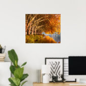 Najaarsbomen boven een meer poster (Thuiskantoor)