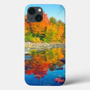 Najaarskleuren die in een stroom in Vermont reflec iPhone 13 Hoesje