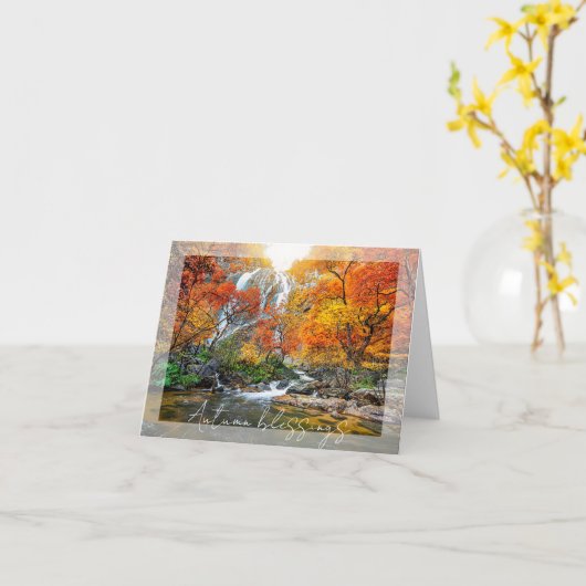 Najaarswaterval en rivier met aangepaste tekst kaart (Gele Bloem)