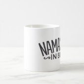 Namast'ay Dans La Mug De Café De Lit (Centre)