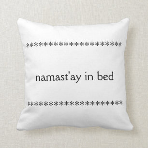 Namast'ay dans le coussin de lit