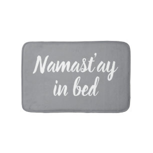 Namastay in bed grappige lichtgrijze designer badmat