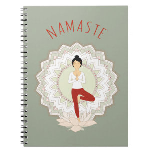 Namaste dans la pose d'arbre - carnet d'Asana de