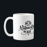 Namaste Funny Citation Mug<br><div class="desc">Cette tasse Namast'ay In Bed est élégante,  sassy,  et exactement ce que votre main gauche manque. Les amateurs de yogis et de yogi voudront siroter du thé (ou du café) de cette tasse dans un salon paresseux le samedi matin.</div>