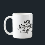 Namaste Funny Citation Mug<br><div class="desc">Cette tasse Namast'ay In Bed est élégante, sassy, et exactement ce que votre main gauche manque. Les amateurs de yogis et de yogi voudront siroter du thé (ou du café) de cette tasse dans un salon paresseux le samedi matin.</div>