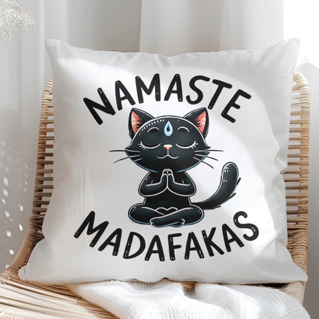 "Namaste Madafakas" Grappige Kattenliefhebbers Kussen ("Namaste Madafakas" Funny Cat Lovers Throw Pillow on a sunny boho rattan chair.)