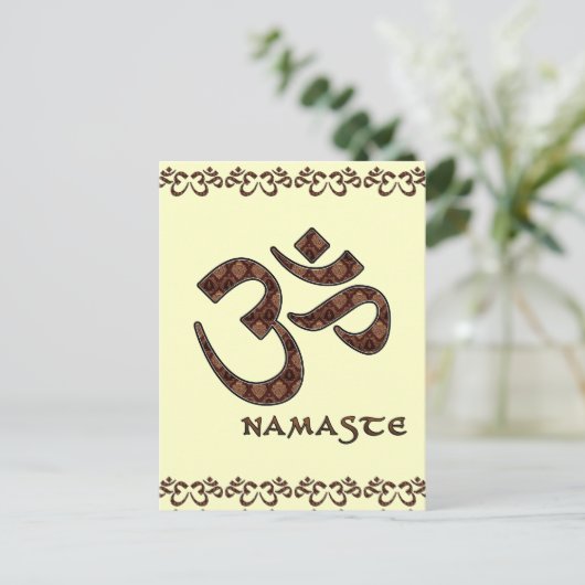 Namaste met Om Symbol Brown en Cream Briefkaart (Staand voorkant)