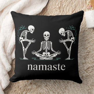 Namaste Skeletons – Funny Yoga Halloween Kussen