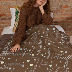 Namen initialen en harten gerepliceerd langs bruin fleece deken