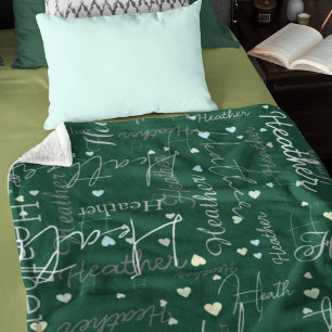 Namen Initialen en harten gerepliceerd langs groen Fleece Deken