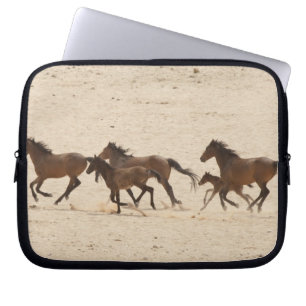 Namibië, Aus. Groep wilde paarden die rennen op Laptop Sleeve