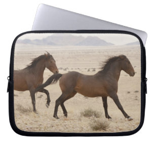 Namibië, Aus. Wilde paarden rennen op de Namib Laptop Sleeve