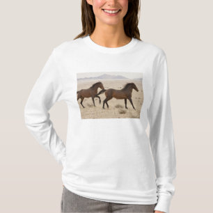 Namibië, Aus. Wilde paarden rennen op de Namib T-shirt