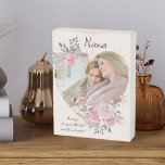 Nana Photo Cadre Floral Rose Cadre Géométrique Or<br><div class="desc">Bloc photo personnalisé que vous pouvez personnaliser pour n'importe qui et ajouter un dicton ou des mots préférés du coeur. Votre photo est placée dans un cadre en or géométrique en forme de coeur. Le cadre en pierres apparentes est décoré de bouquets d'aquarelle de fleurs roses. Il est écrit avec...</div>