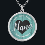 Nana We Love You Grandkids Nom Collier<br><div class="desc">Nana We Love You personnalisées petits enfants nom modèle. Facile à utiliser,  changez simplement les noms des petits enfants à vos propres enfants.  Tout le texte est déverrouillé et personnalisable si nécessaire. Joli arrière - plan de bois rustique.</div>