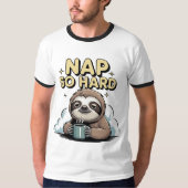 Nap zo hard luiaard met koffie geïsoleerd t-shirt (Voorkant)