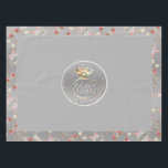 Nappe 16e anniversaire Mariage Cire, Peridot & Satice Fl<br><div class="desc">Quelle belle et réfléchie façon de marquer leur 16ème anniversaire,  avec un clin d'oeil aux perdots traditionnels,  bougies en cire et fleurs de statice,  le tout avec un arrière - plan argenté !</div>