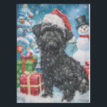 Nappe Affenpinscher Winter Wonderland Christmas Joie<br><div class="desc">Ce design festif reflète l'esprit joyeux de la période des fêtes, avec un adorable petit portant un chapeau de Père Noël. Le chien est niché dans un pays des merveilles hivernales, avec un bonhomme de neige, un sapin de Noël décoré et des cadeaux joliment emballés. Les flocons de neige tombent...</div>