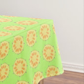 Nappe Ananas jaune tranché sur un chiffon de table vert (In Situ)