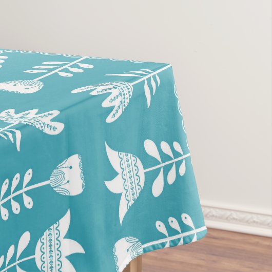 Nappe bleu scandinave avec fleurs blanches (In Situ)