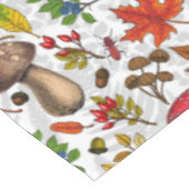 Nappe Champignons d'automne, feuilles, noix et baies sur (Angle)