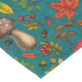Nappe Champignons d'automne, feuilles, noix et baies sur (Angle)