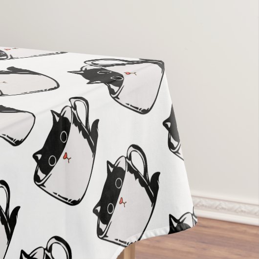 Nappe Chaton noir avec nez rouge caché dans une tasse (In Situ)