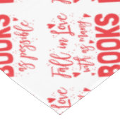 Nappe chute dans l'amour avec des livres comme possible (Angle)