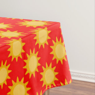 Nappe Conception de motif de soleil sur fond rouge